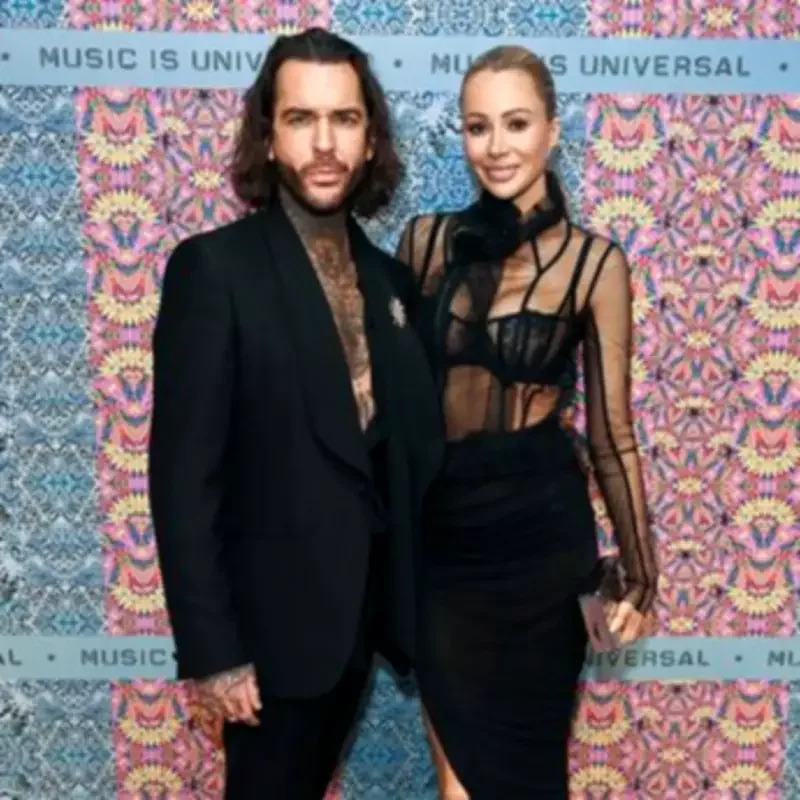 Pete Wicks and Olivia Attwood are spotted kissing in a hotel bar as their friendship turns to 'passionate romance' just weeks after her split from husband Bradley Dack - 1