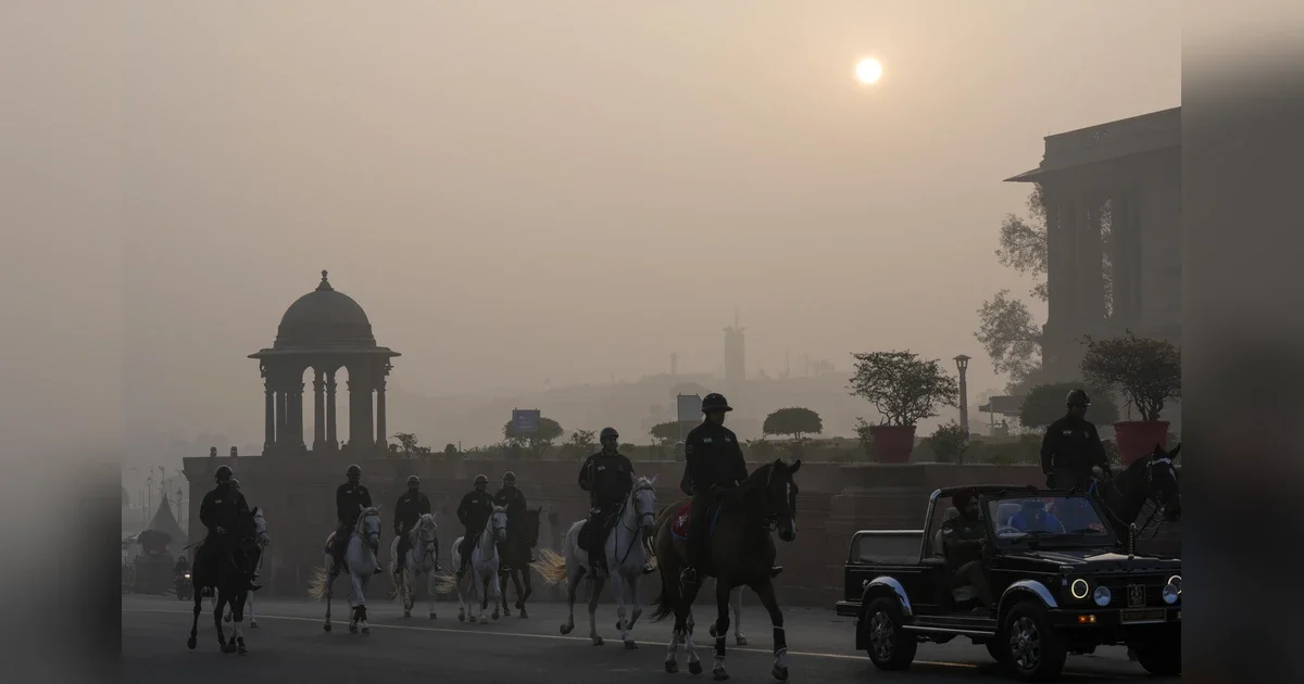 Delhi air quality remains 'poor', AQI at 225 - 3