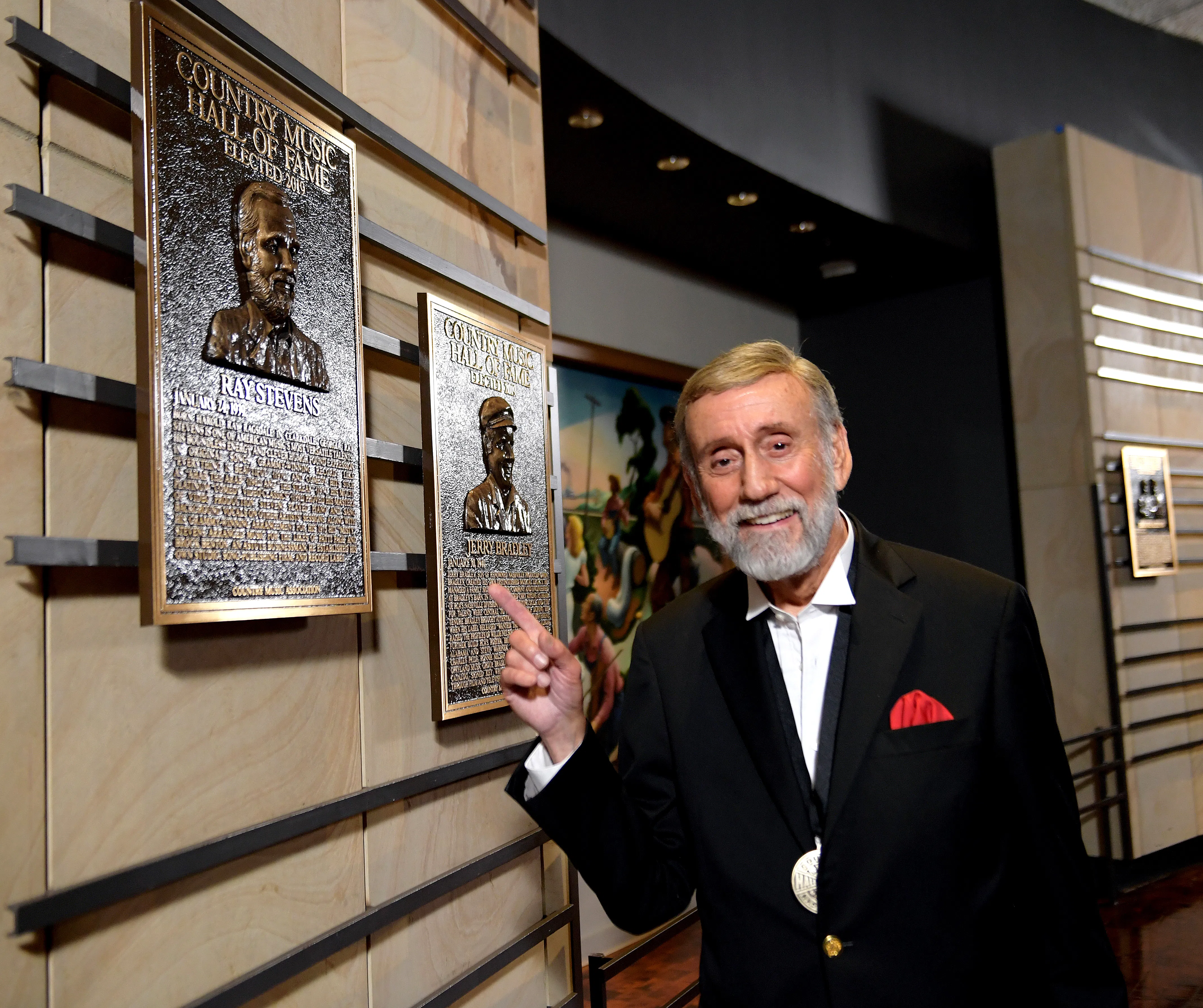 Country star Ray Stevens recovering after breaking neck - 4