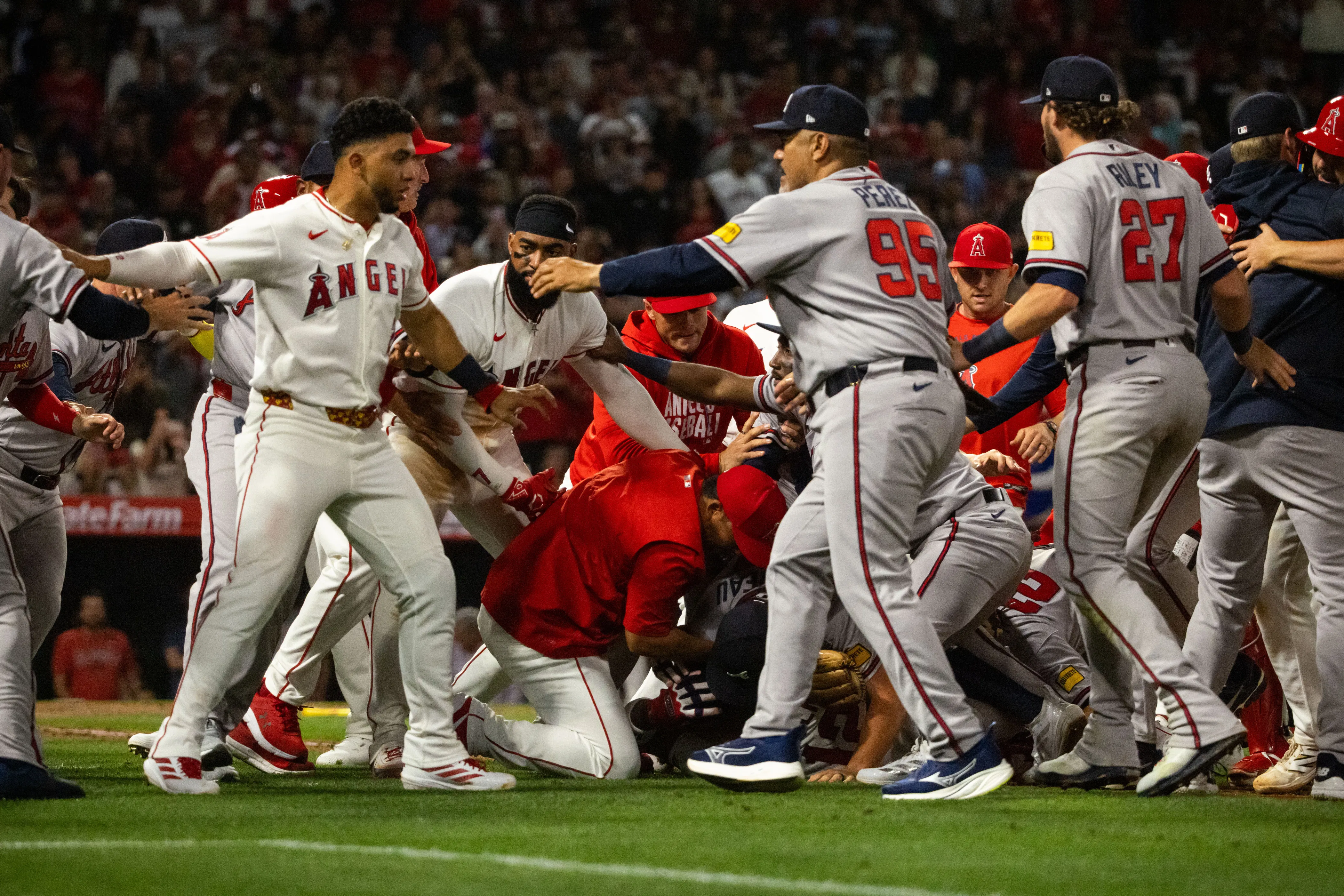 Albies hits his 3rd home run and the Braves beat the Angels 7-2 following a bench-clearing brawl - 2