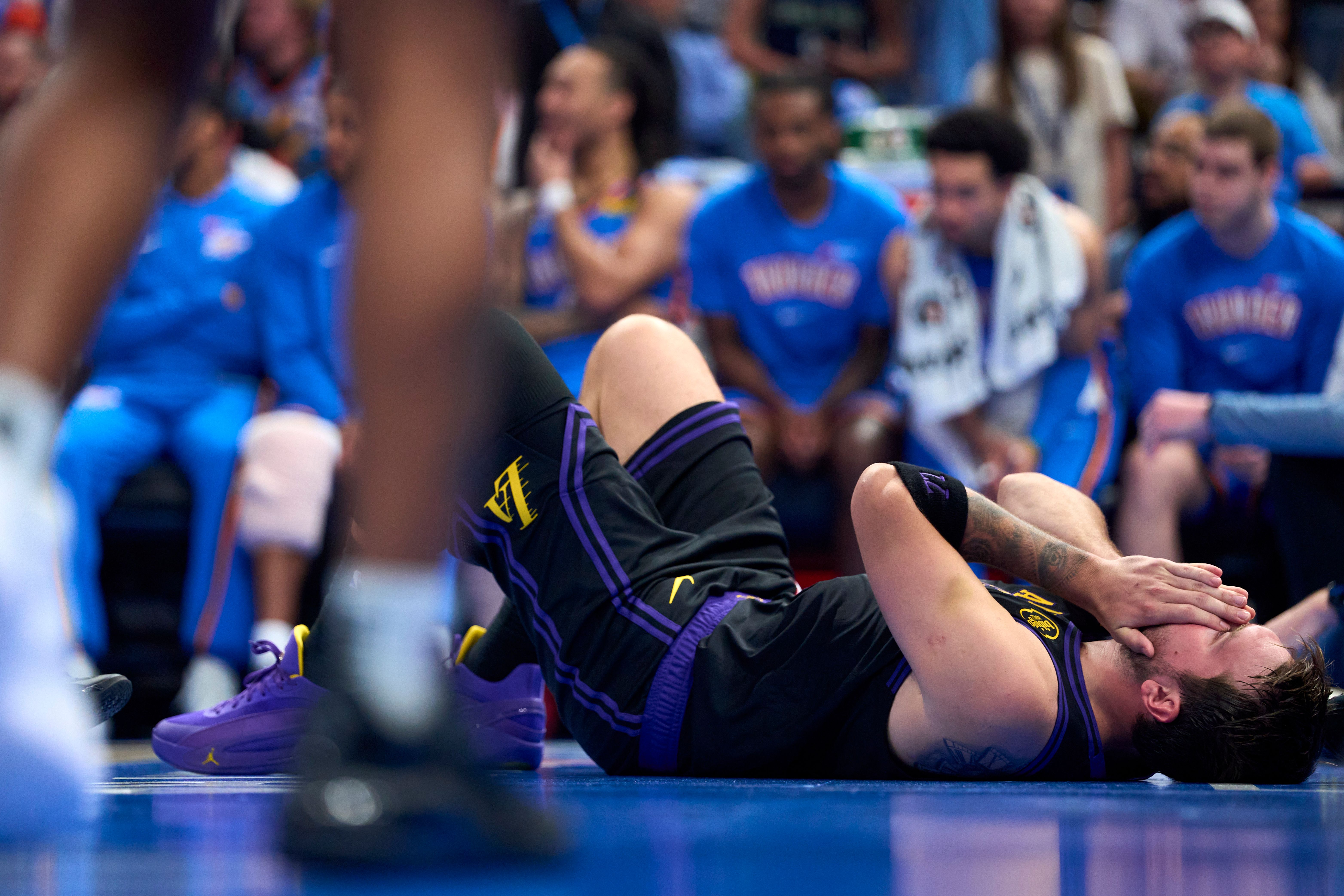 Lakers' Luka Doncic hurts left hamstring in a blowout loss to Thunder with MRI set for Friday - 1