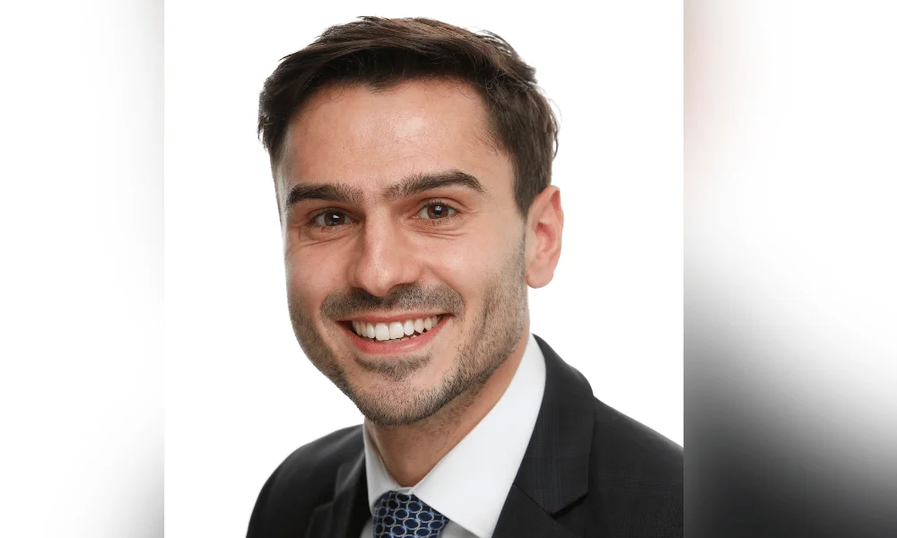 Average UK house price exceeds £300,000 for first time - 1