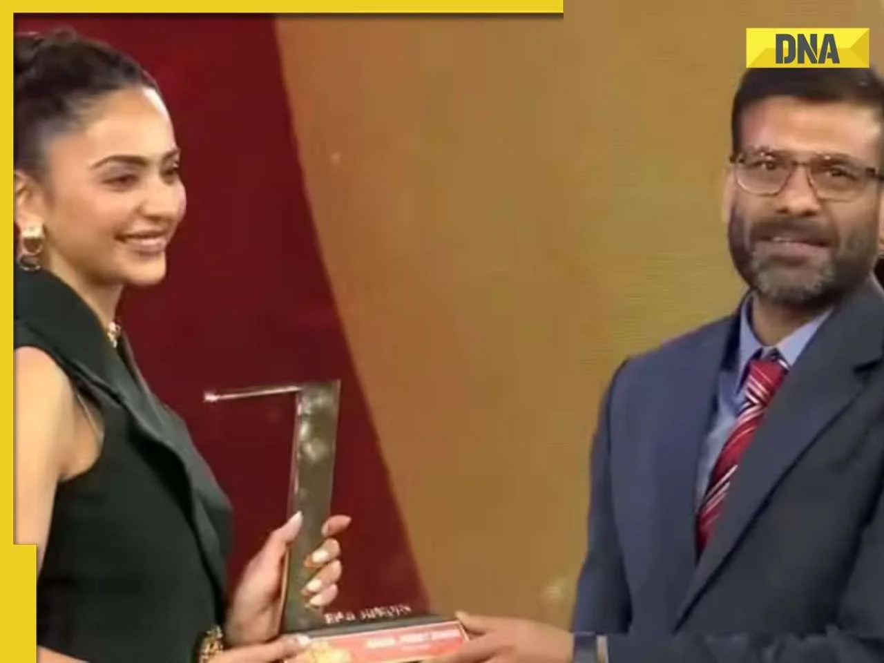 Zee Samvaad Real Heroes Award 2026: Kareena Kapoor Khan-Madhur Bhandarkhar reunite after 13 years; fans laud their bond - 4