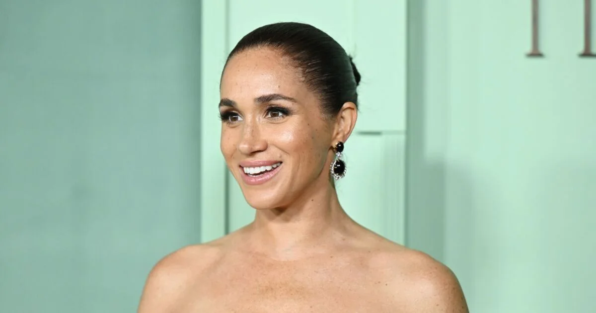 Does Meghan Markle Want to Be Queen? Royal Expert Claims Prince Harry's Wife Will 'Run The Country' - 1