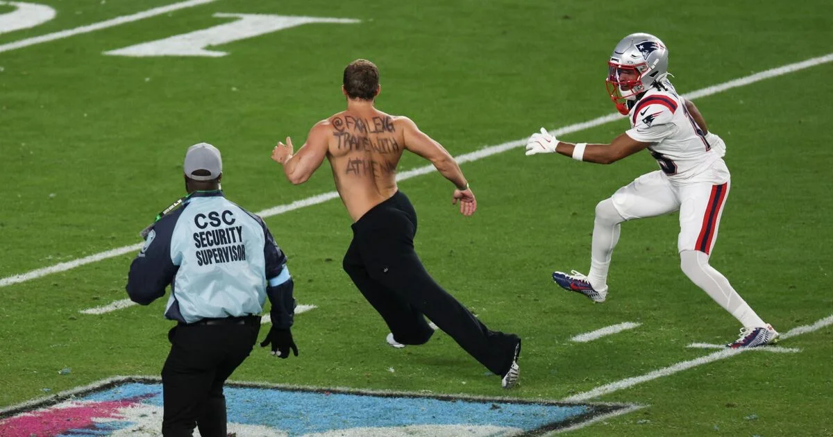 Super Bowl streaker's three-word message explained as NFL game is interrupted - 4