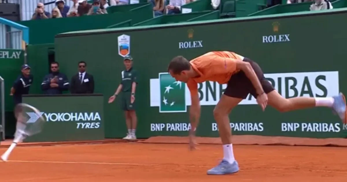 Medvedev smashes his racket 7 times during double bagel loss to Berrettini in Monte Carlo - 4