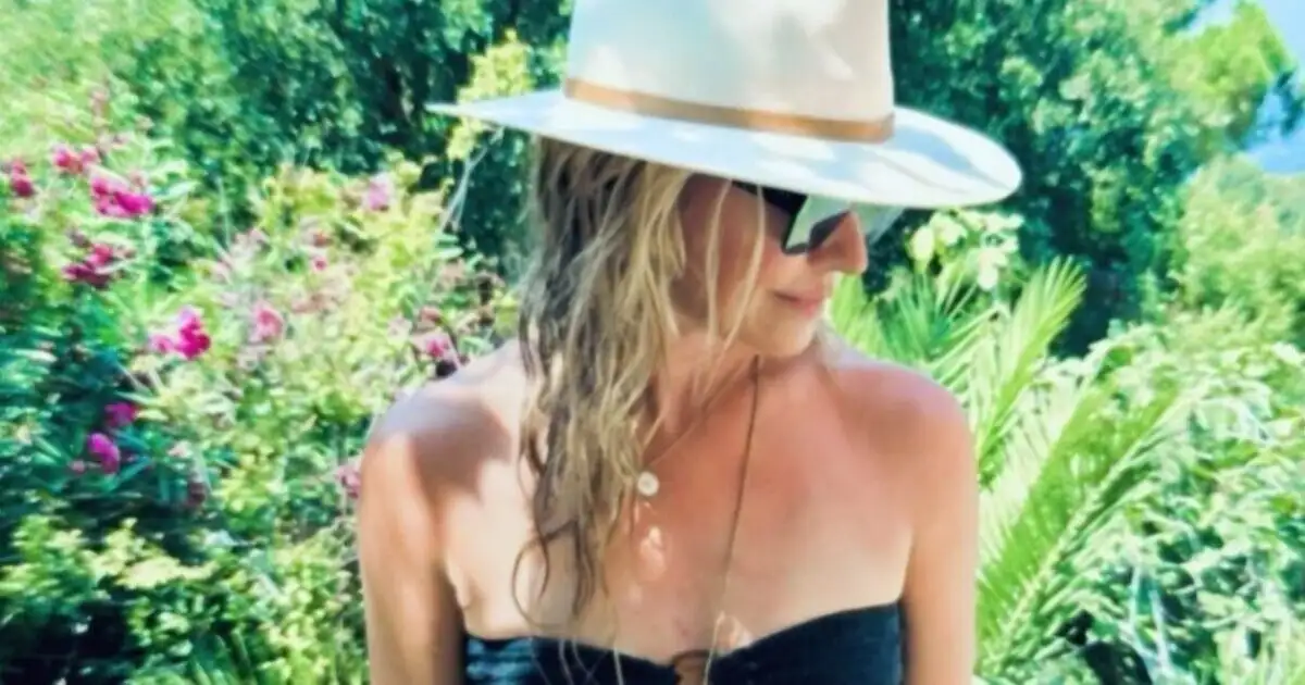 Cat Deeley poses for stunning bathrobe snaps as she splashes out on a £1K-a-night London staycation - 3