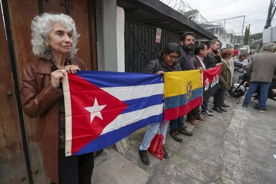 Cuba shuts its Quito embassy as Ecuador expels its diplomats - 1