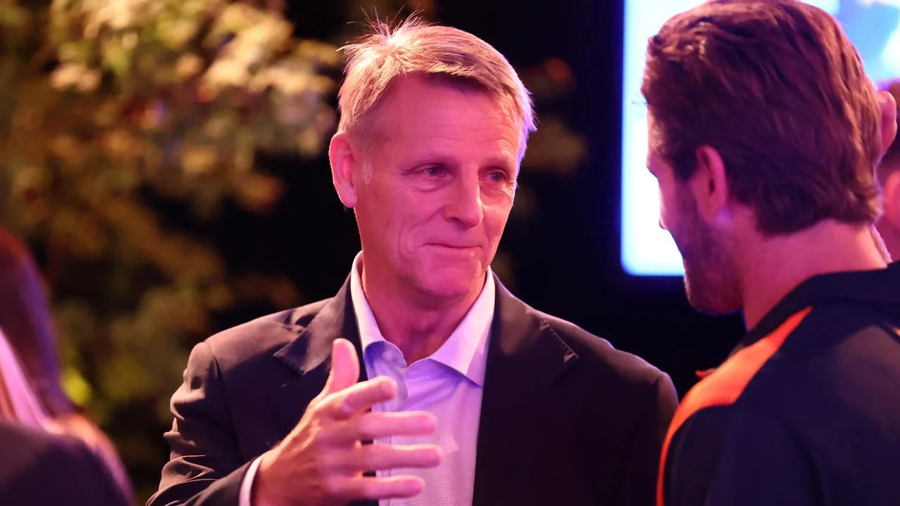 Carlton great Peter Dean rushed to hospital with serious injuries following alleged late-night assault - 1