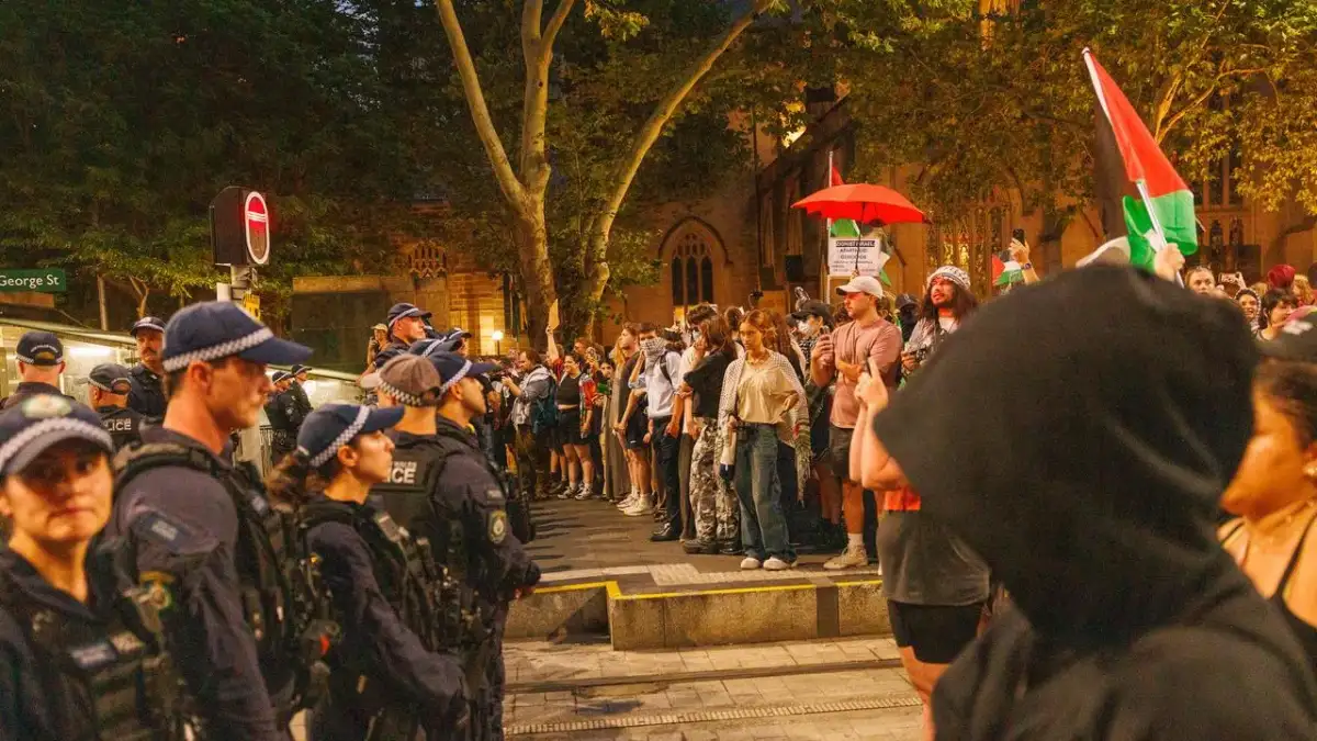 Sydney police to be investigated by watchdog after anti-Herzog protest violence - 1