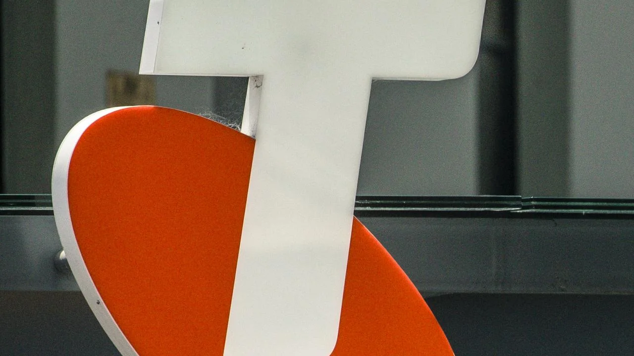 Telstra posts billion-dollar profit as job cuts deepen - 1