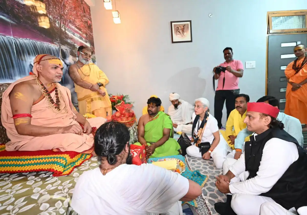 Akhilesh Yadav meets Avimukteshwaranand Saraswati, vows to put an end to ‘fake saints’ - 1