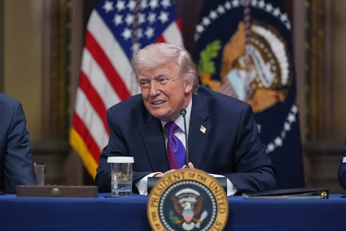 Rogan Argues Trump Launched War to Distract From Epstein Files... - 1