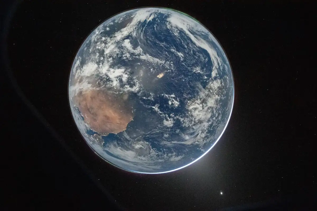 Artemis II astronauts share first stunning images of Earth en route to moon - 1