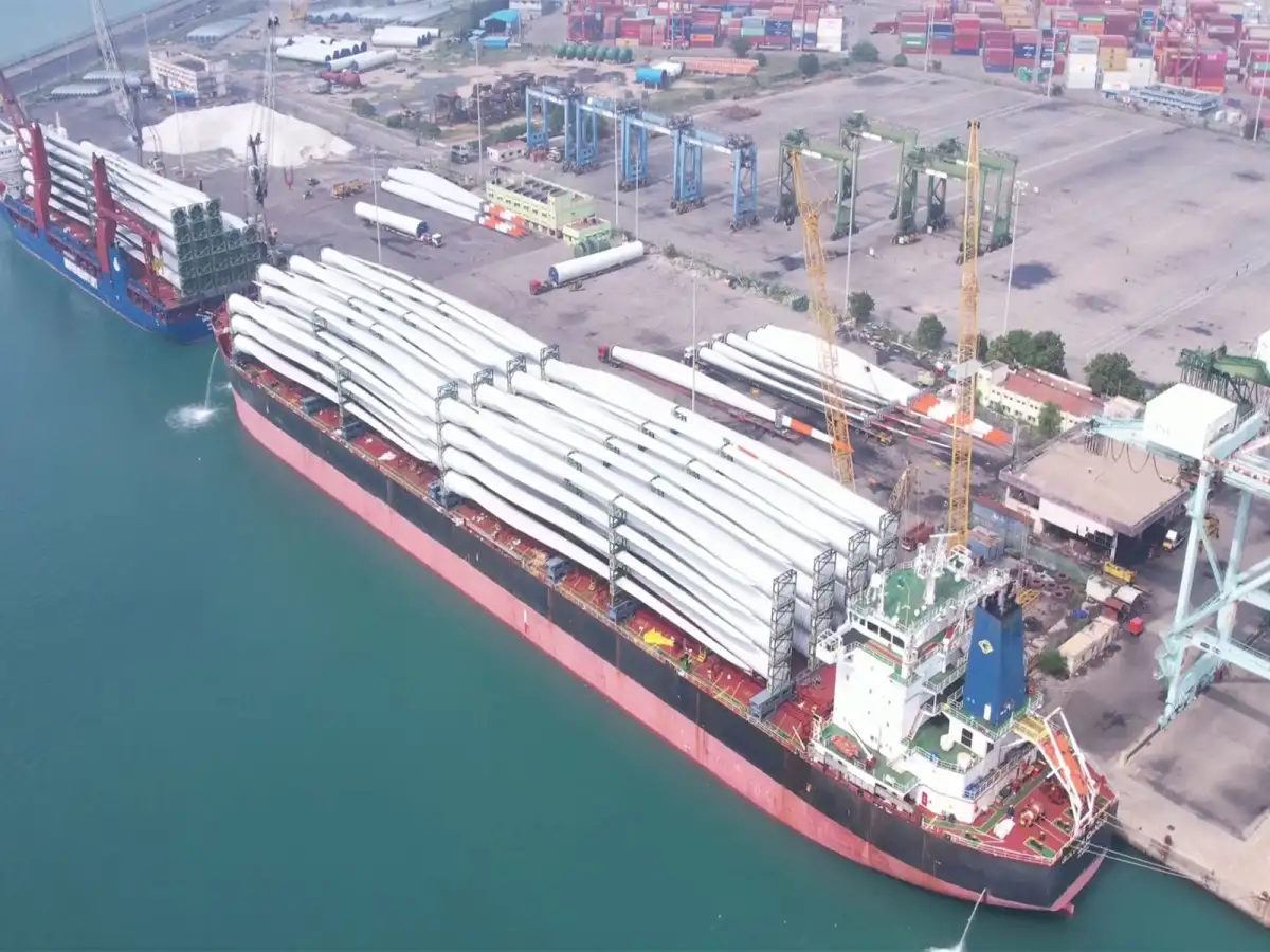 V.O.C. Port sets national record by handling 147 windmill blades from single vessel - 2