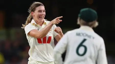 Healy out cheaply in final Test as pink ball swings wildly in Perth - 1