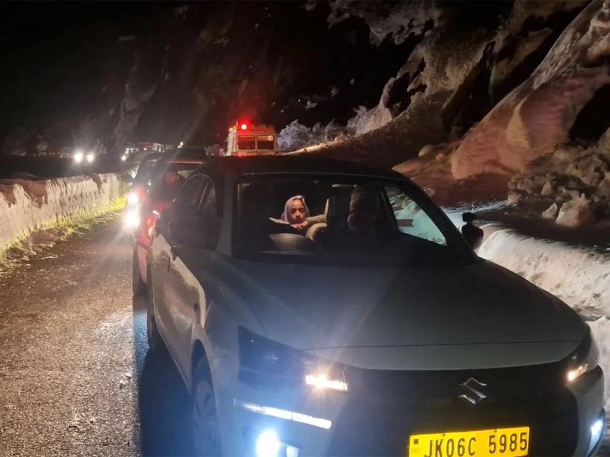 J-K: Avalanche blocks Bhaderwah-Pathankot road, BRO clears path - 3