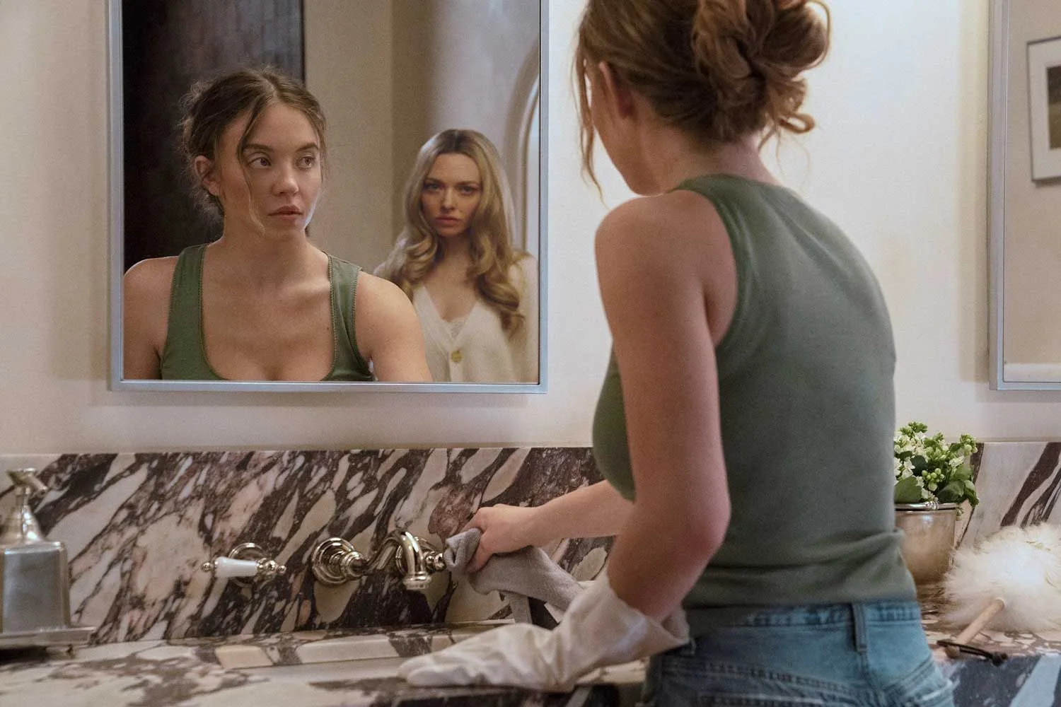 The Housemaid's Amanda Seyfried didn't know she was exec producer until 3 weeks into filming - 1