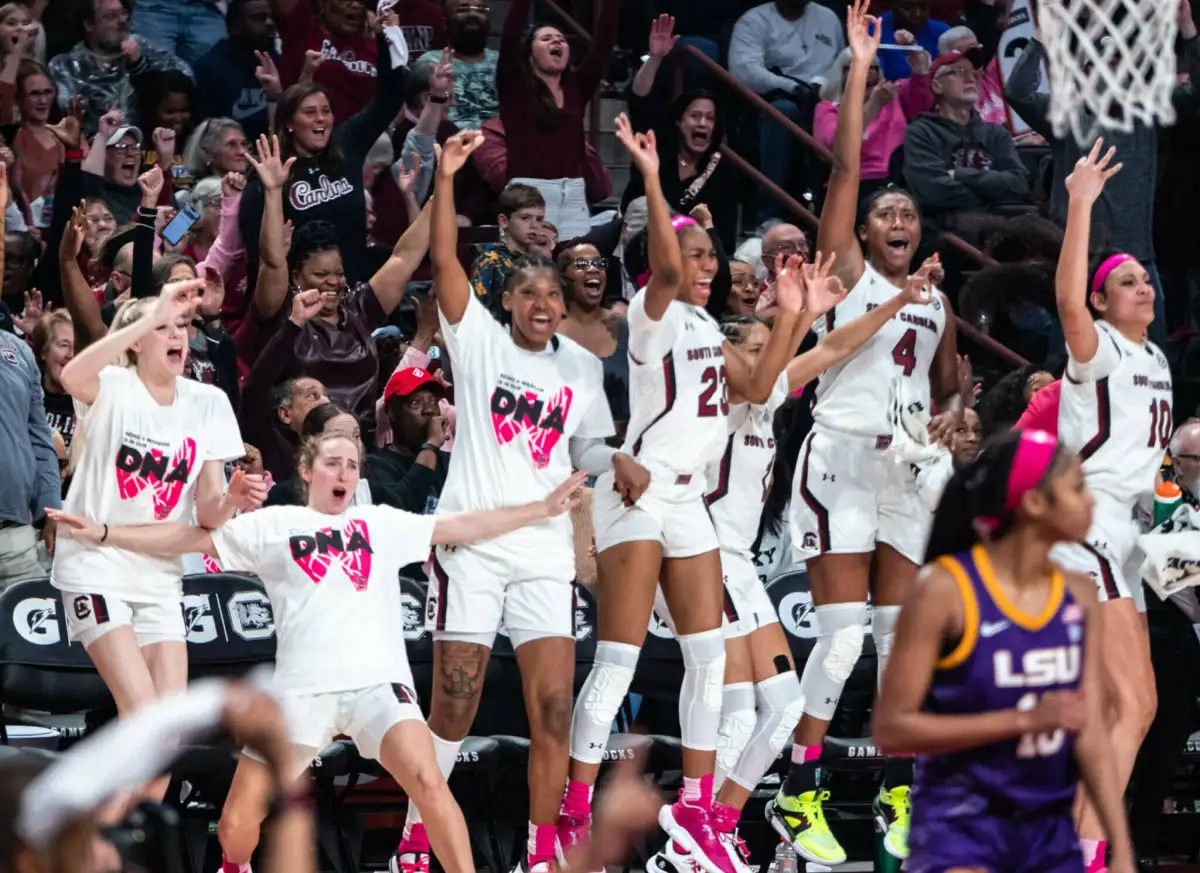 No. 3 South Carolina holds on to defeat No. 6 LSU; Dawn Staley wins 500th game as Gamecocks' head coach - 1