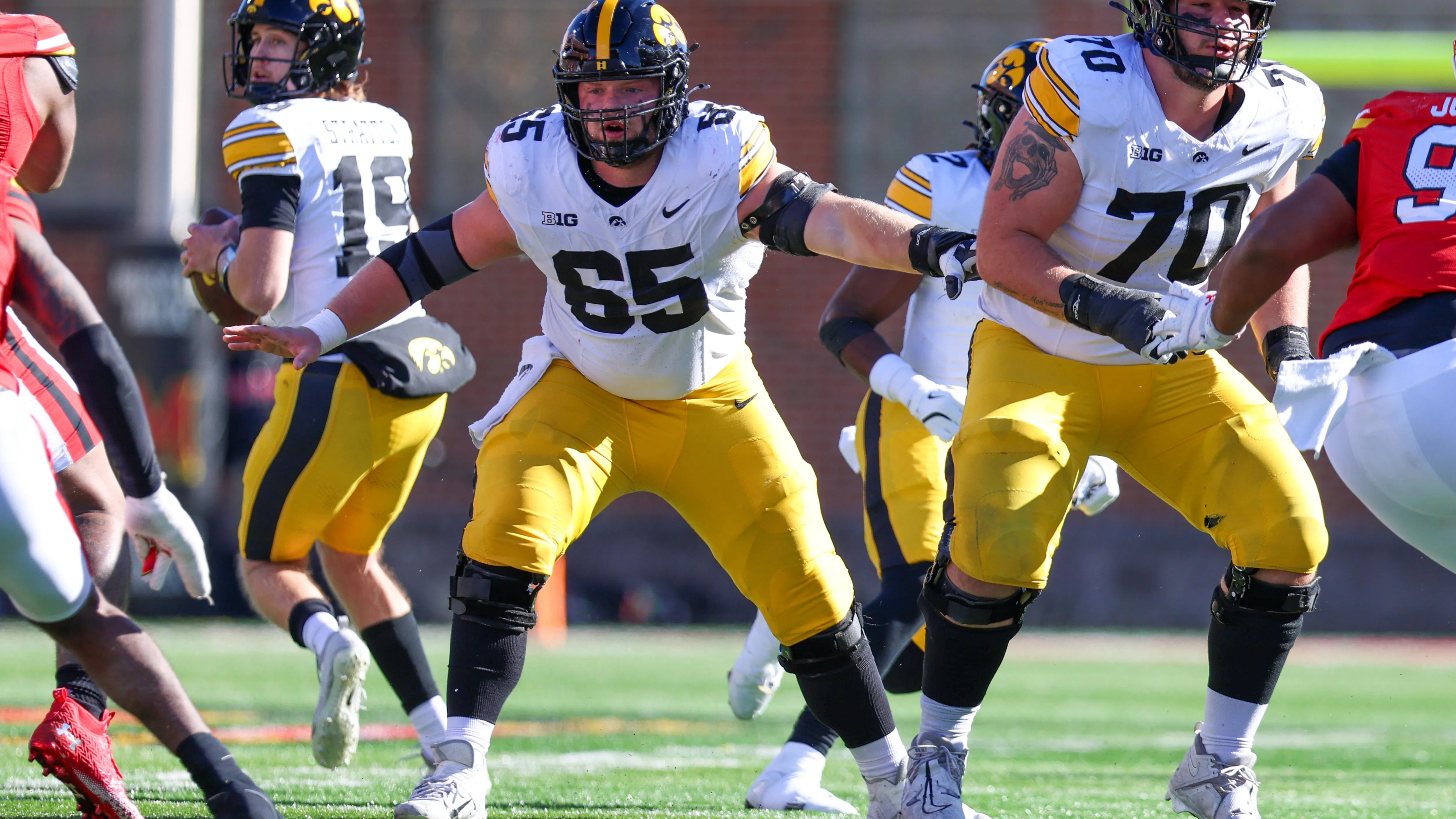 Shah Rukh Khan adds the Rs 1.40 Crore Mercedes-Benz V-Class luxury MPV to his jaw-dropping garage - 1