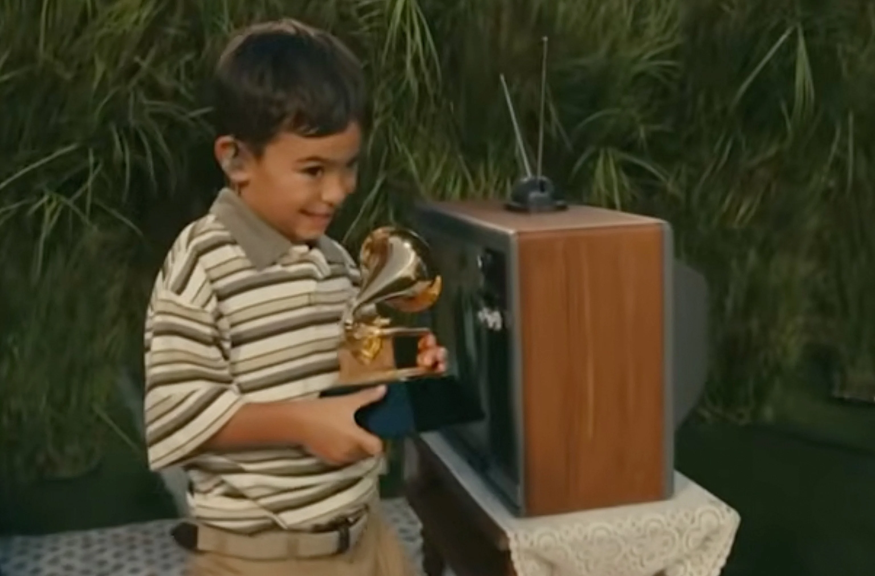 Bad Bunny hands his Grammy to boy... - 1