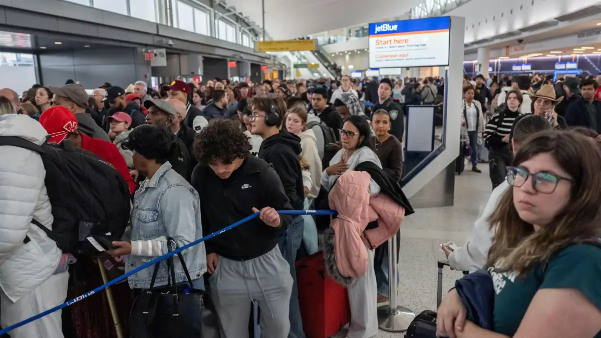 Trump says he's sending immigration agents to airports on Monday amid DHS shutdown - 2