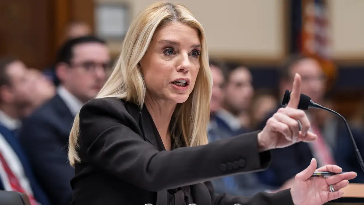 Bondi defies House subpoena over Epstein files... - 3