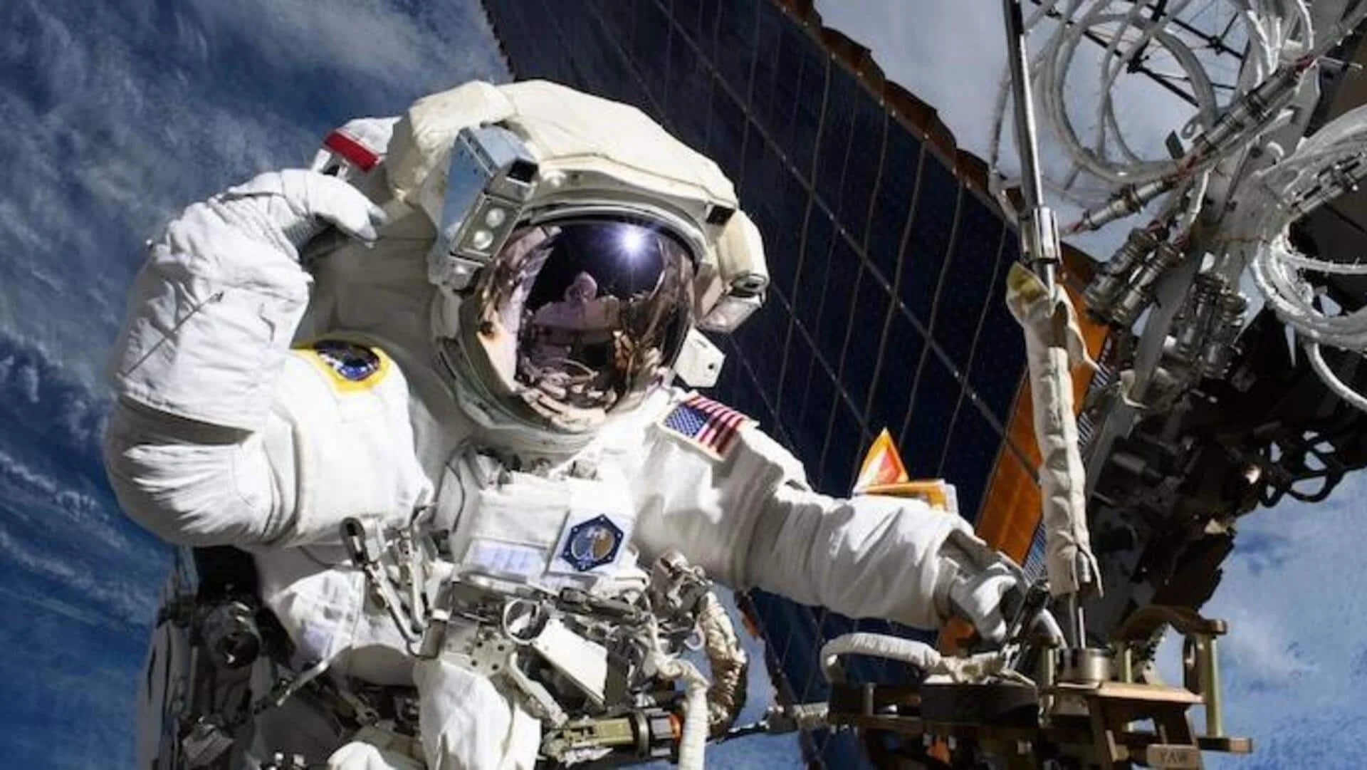 Smartphones cleared for launch as NASA loosens the rulebook - 3