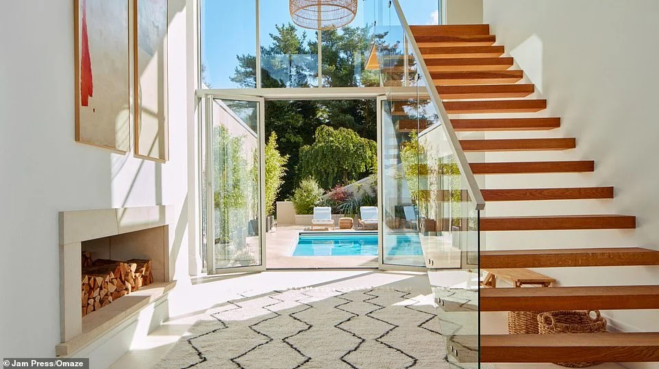 TV star's £3.2m Cotswolds mansion with six bedrooms up for sale - 2