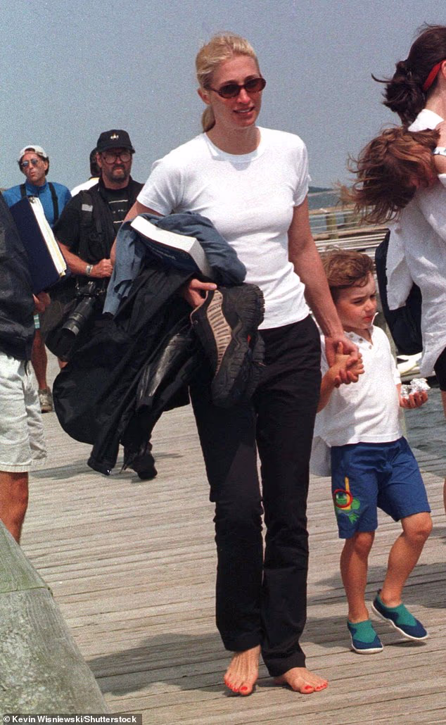 Carolyn Bessette 'Yoko' Fears: Friend Unmasks Real Bond With Caroline Kennedy - 3