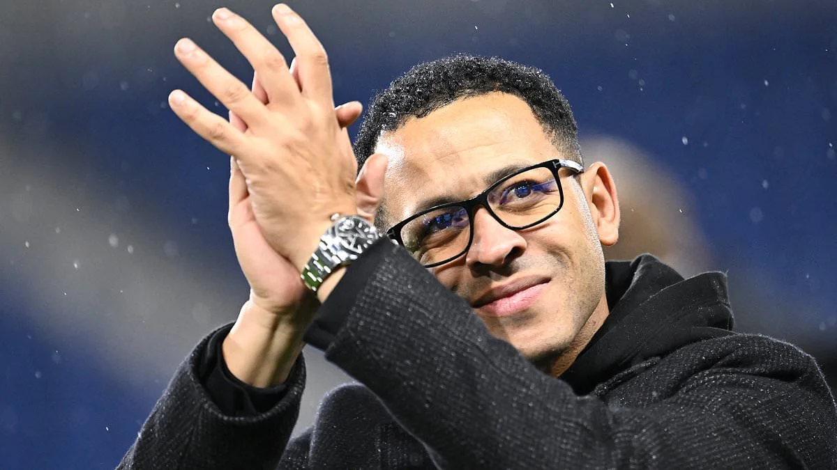 The Chelsea star who 'can't believe boss Liam Rosenior was a professional footballer': Manager admits 'people are laughing at me' after viral video of his awful ball control on the touchline - 3