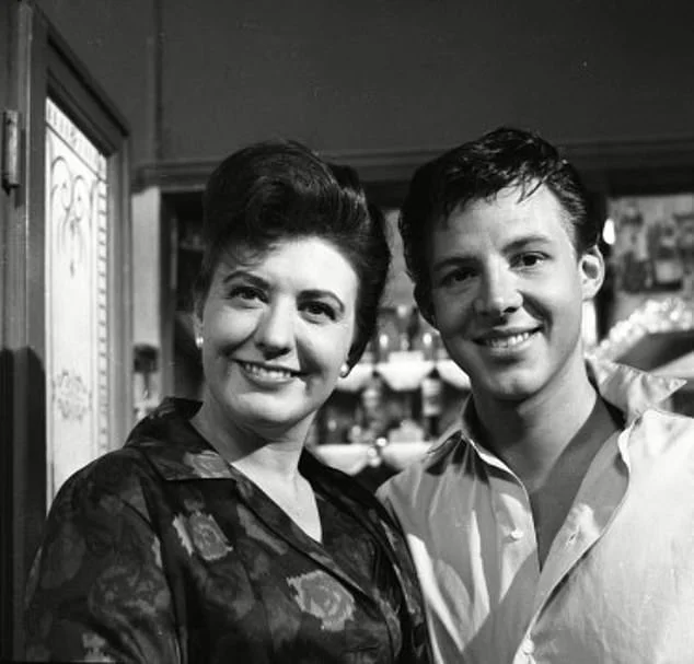 Coronation Street legend leaves behind eye-watering sum after star's death - 4