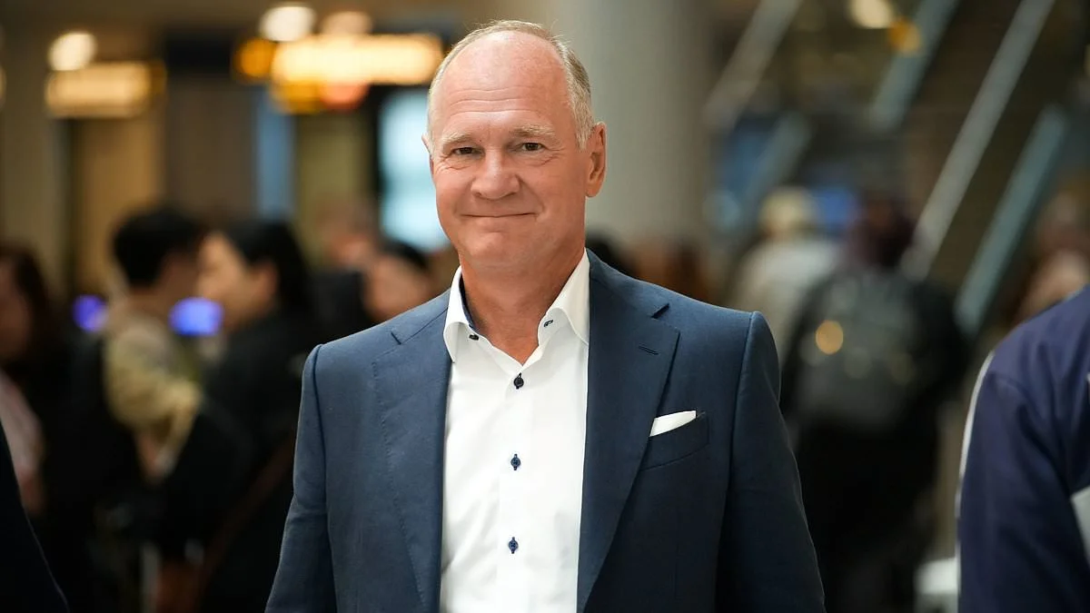 Heathrow isn’t crowded, it’s travellers walking on the wrong side, boss says - 1