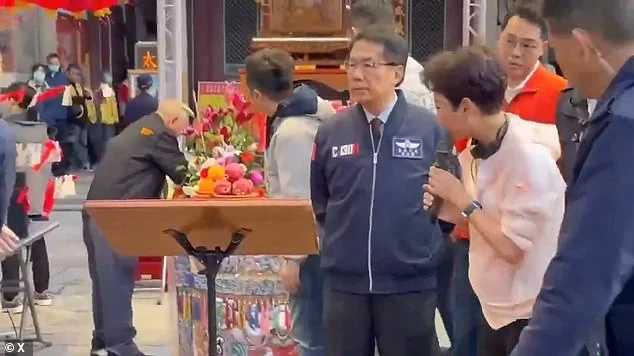 SHOCKING VIDEO: Temple official vomits on Taiwan President Lai Ching-te during public event - 1
