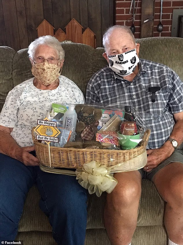 Couple Married for 70 Years Die Holding Hands After Car Crash. They Chose to 'Leave This Earth Together,' Family Says - 2