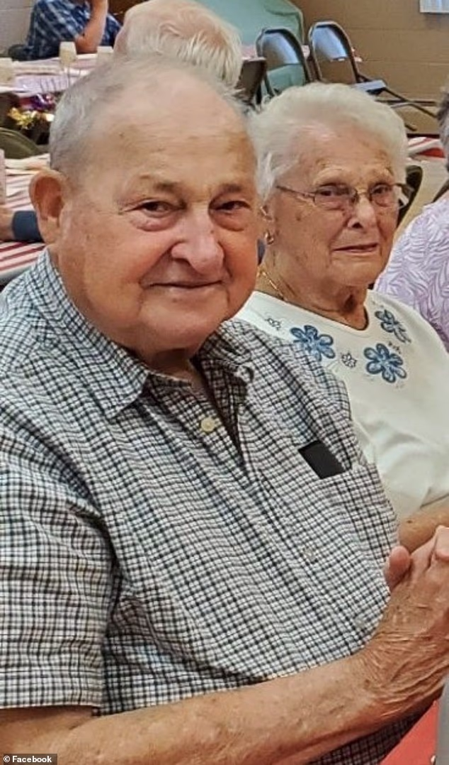 Couple Married for 70 Years Die Holding Hands After Car Crash. They Chose to 'Leave This Earth Together,' Family Says - 1