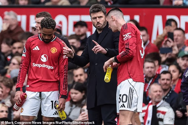 Paul Scholes and Gary Neville called out by ex-Man United teammate for ‘unnecessary’ criticism of Michael Carrick - 3