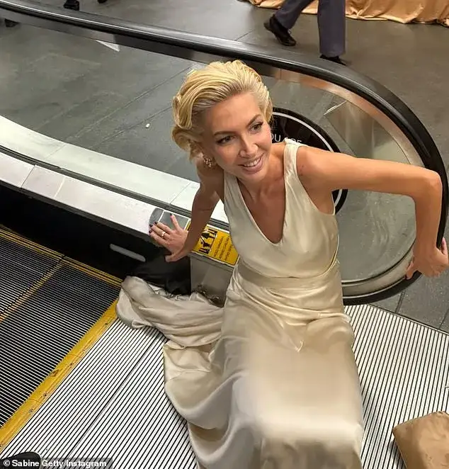 Sabine Getty's gown gets STUCK in escalator at Oscars during dramatic moment - 2