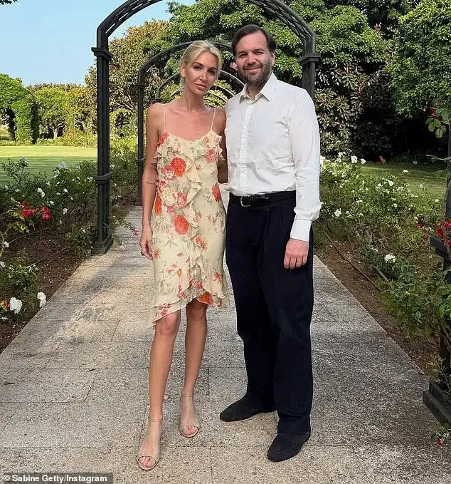 Sabine Getty's gown gets STUCK in escalator at Oscars during dramatic moment - 1