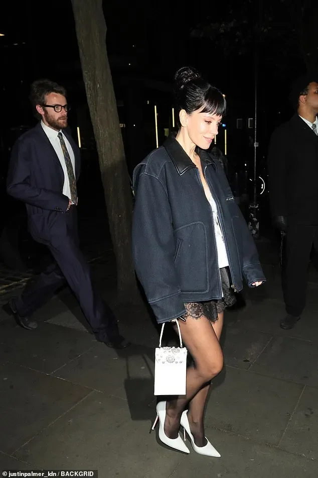 Lily Allen leaves fans out in the cold at stage door as she sneaks out of London Palladium gig to meet up for dinner with her boyfriend Jonah Freud - 4