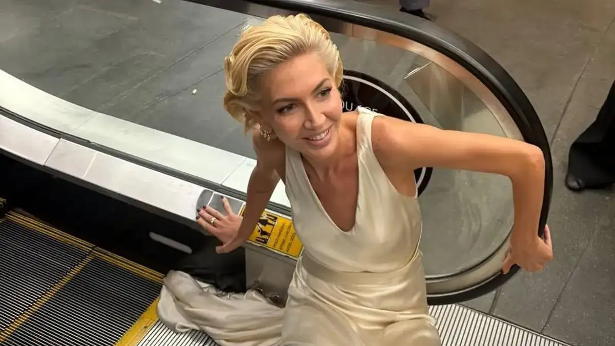 Sabine Getty's gown gets STUCK in escalator at Oscars during dramatic moment - 4