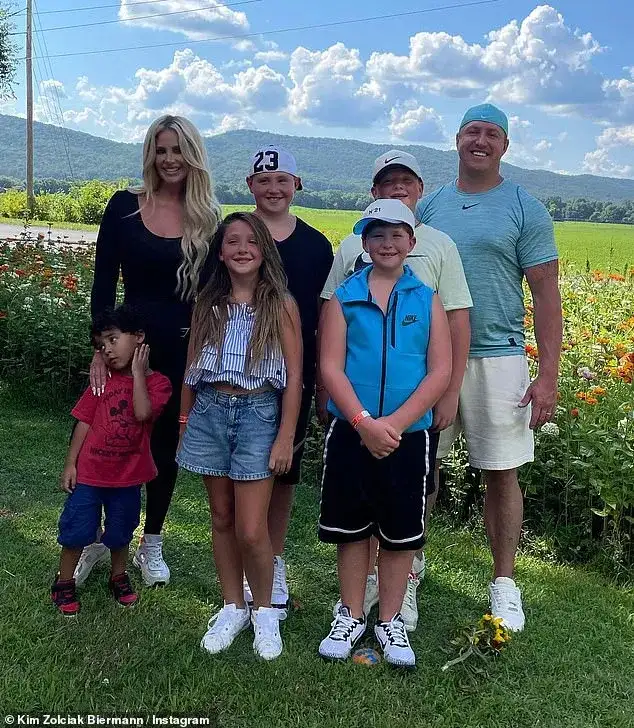 Kim Zolciak denies she's 'lost custody' of her kids after judge orders they stay with her ex Kroy Biermann - 4