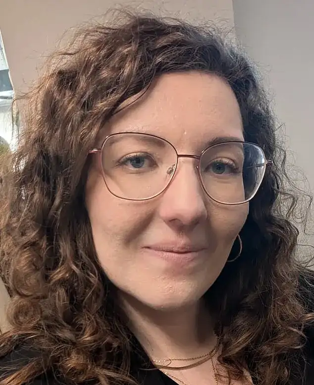 We tried Victoria Beckham's makeup routine using all VB beauty products - is looking like Posh worth the £400 price tag? - 4