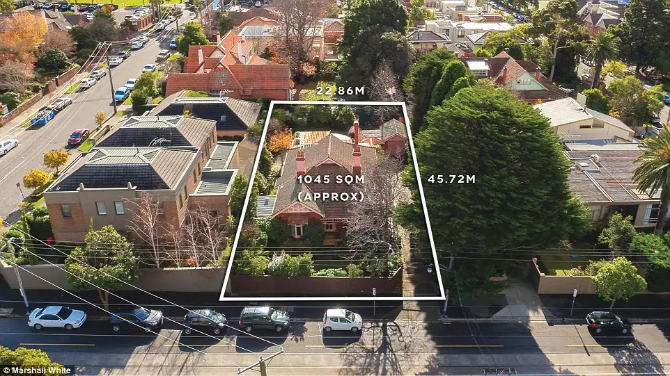 Family pays $1.39 million for Melbourne house with light-filled atrium - 3