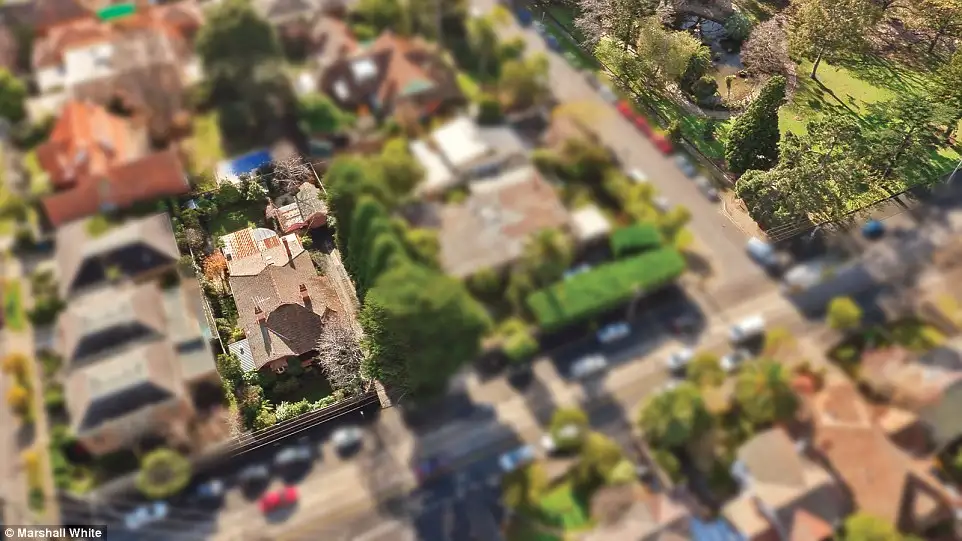 Family pays $1.39 million for Melbourne house with light-filled atrium - 4