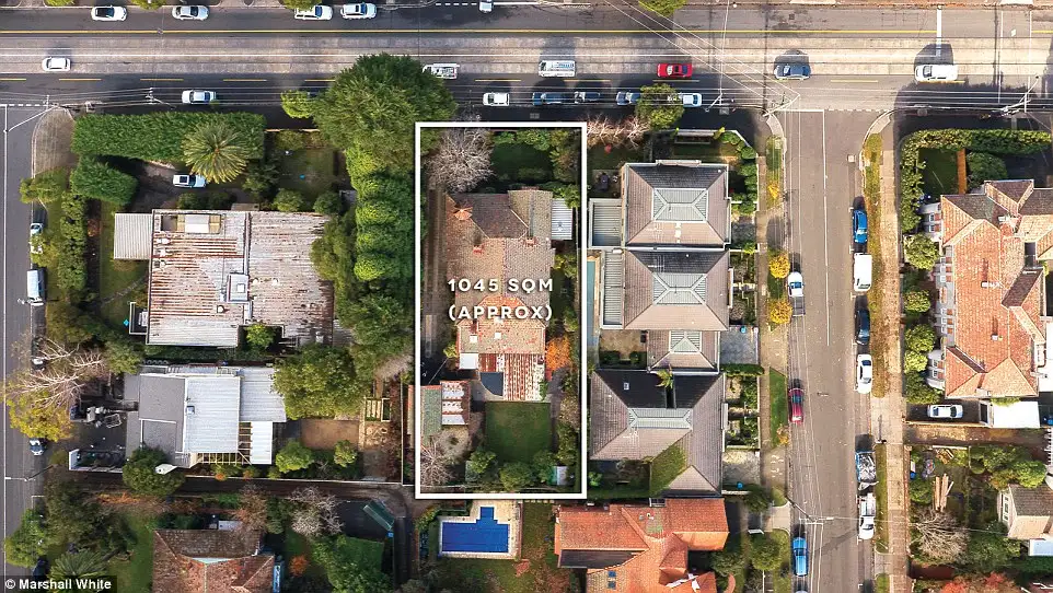 Family pays $1.39 million for Melbourne house with light-filled atrium - 2