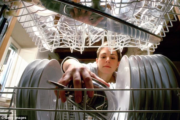 Common dishwasher mistake Aussies make that leads to still dirty plates - 1