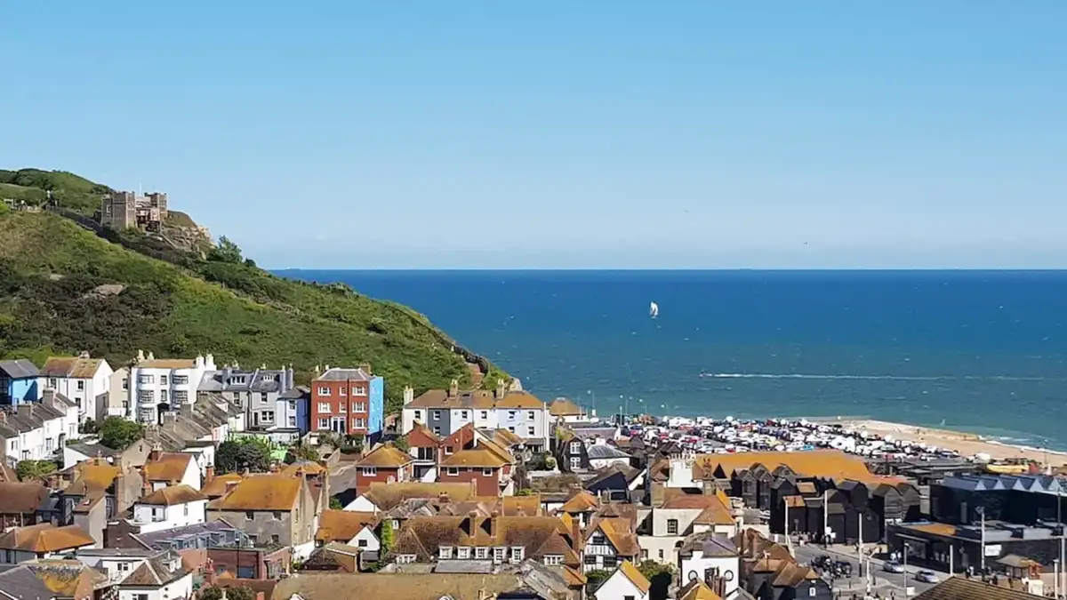 The bank holiday traveller invasion: How families carry out brazen 'landgrabs' to build caravan camps under the noses of council chiefs while offices are closed - 4