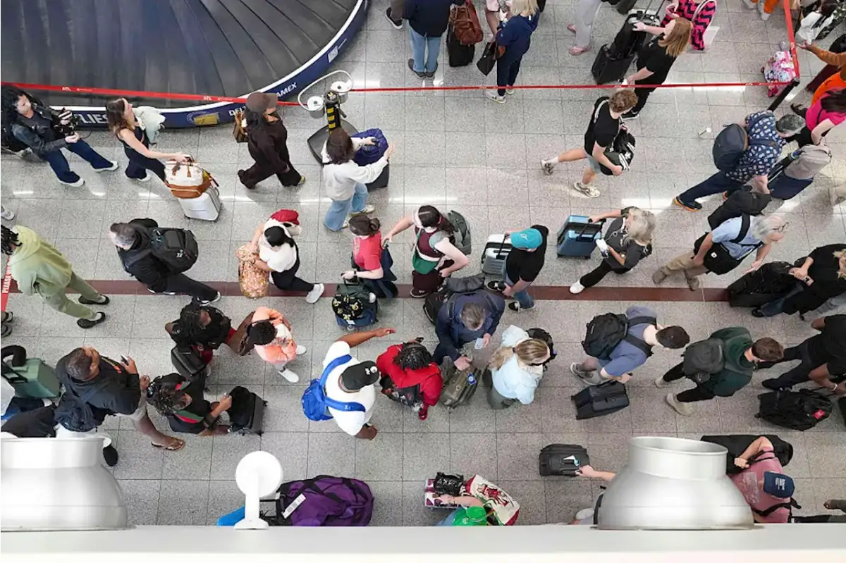 The largest federal workers union says 'untrained, armed' ICE agents should not replace TSA - 1