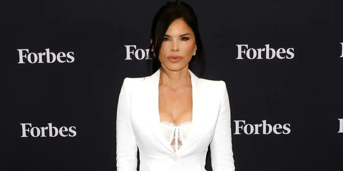 Lauren Sanchez ditches her typical glamour for VERY casual night out at LA hotspot loved by Hailey Bieber - 3
